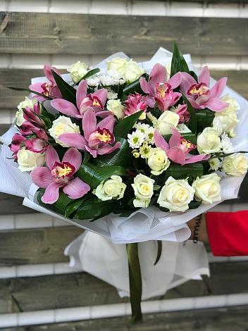 Букет цветов из: Розы и Хризантемы в Больших Салах