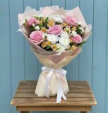 Букет цветов из:  Гвоздики, Орхидеи и Розы #REPLACE_PRED# Больших Салах