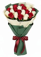 Букет Микс из красных и белых роз в Больших Салах