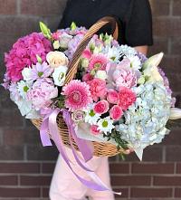 Цветочная композиция из Розы, Хризантемы, Пионы и Лизиантусы в корзине в Больших Салах