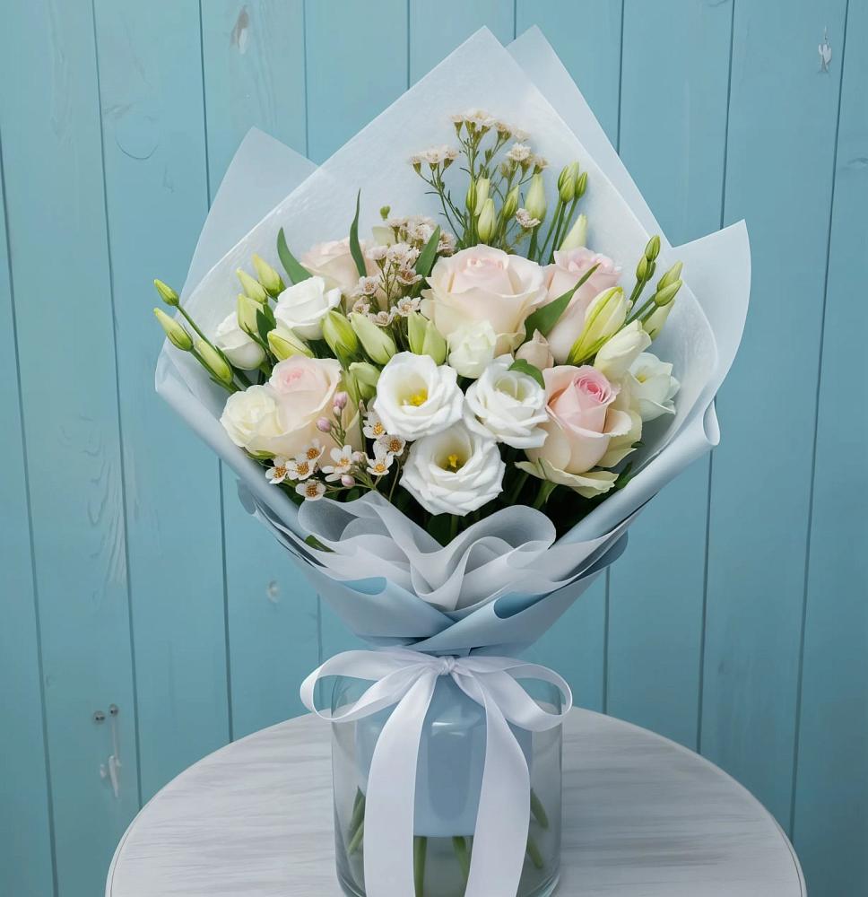 Букет цветов из: Розы и Лизиантусы в Больших Салах