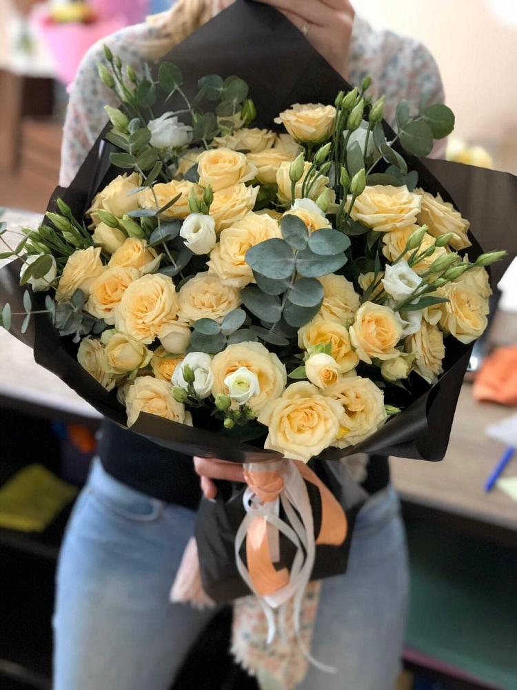 Букет цветов из: Розы и Лизиантусы в Больших Салах