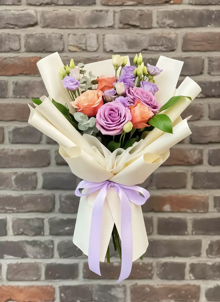 Букет цветов из: Лизиантусы и Розы в Больших Салах