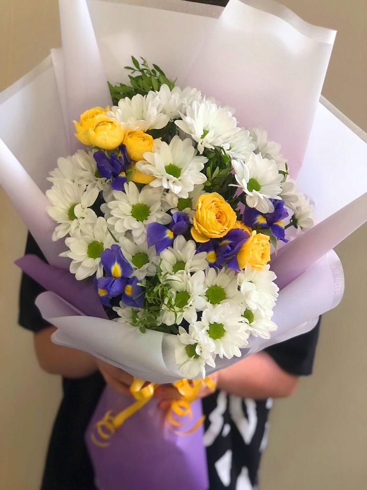 Букет цветов из: Ирисы, Хризантемы и Розы в Больших Салах