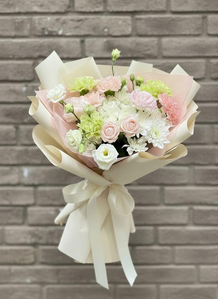 Букет цветов из: Гвоздики, Розы, Лизиантусы и Хризантемы в Больших Салах