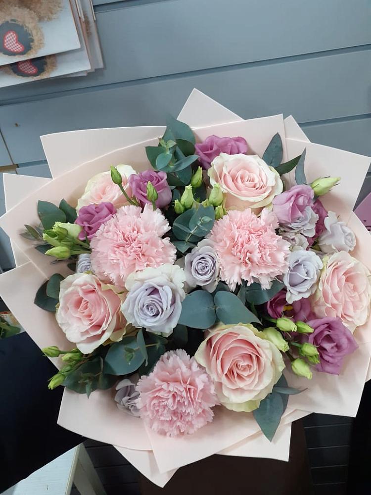 Букет цветов из: Розы, Гвоздики и Лизиантусы в Больших Салах