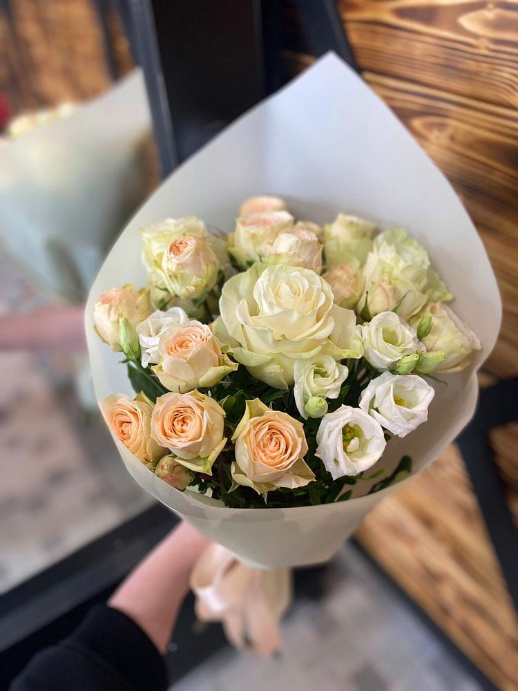 Букет цветов из: Розы и Лизиантусы в Больших Салах